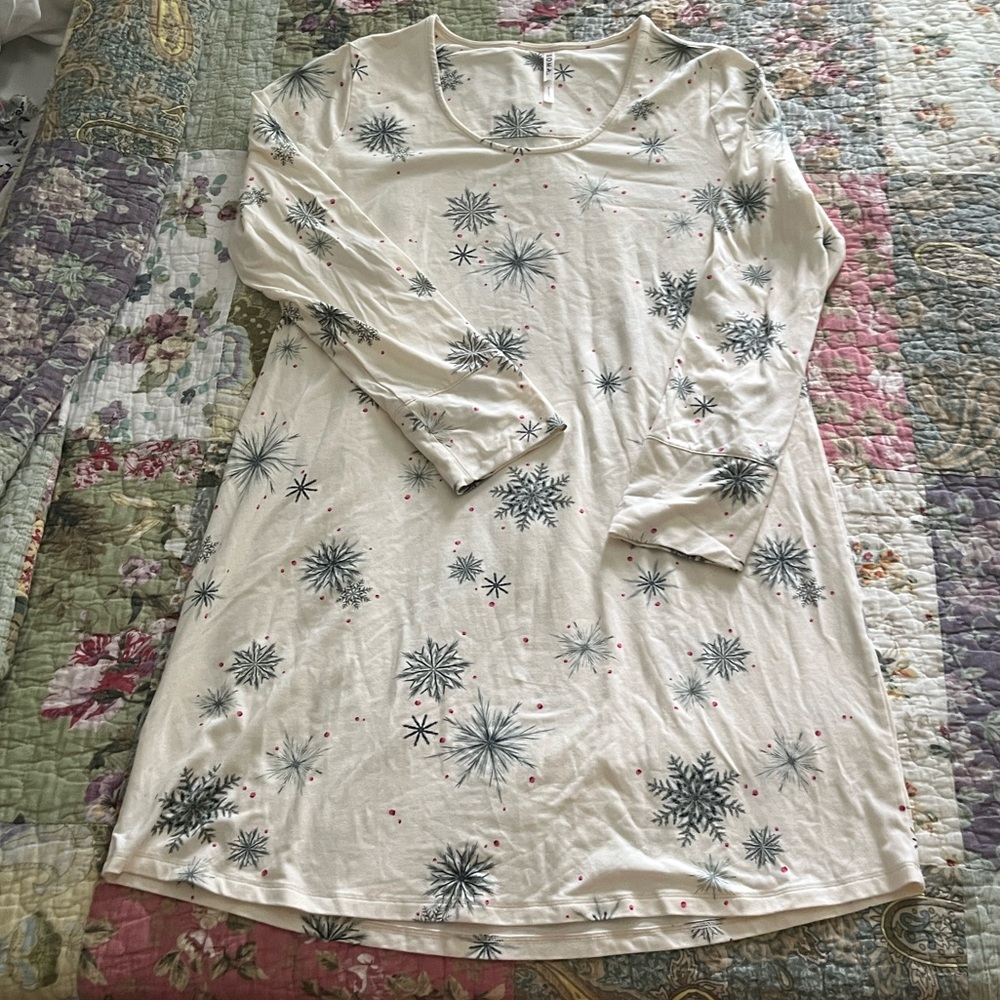 Soma Cream Long Sleeve nightgown with green snowflakes. New without tags